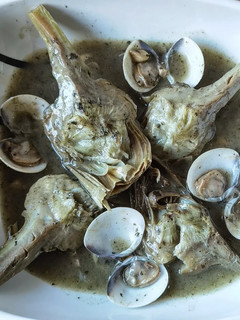 Una foto de Alcachofas con almejas en salsa verde