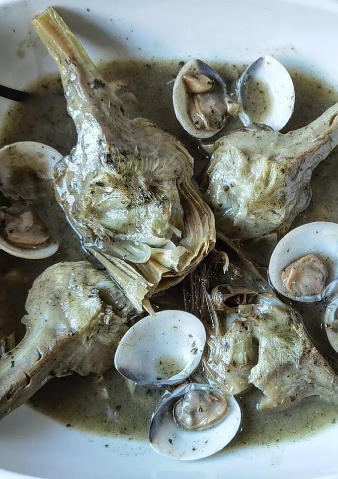 Una foto de Alcachofas con almejas en salsa verde