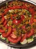 Salade iceberg et tomates aux raisins marinés sauce tomates séchées