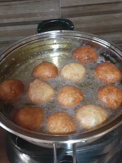 A picture of Mandasi (Fried Bread).