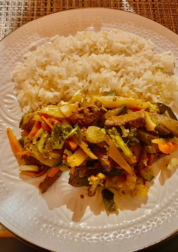 Una foto de Lomo con verduras salteadas