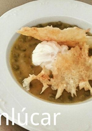 Foto principal de Chicharos con huevo flor y crujiente de mozzarella al pimentón