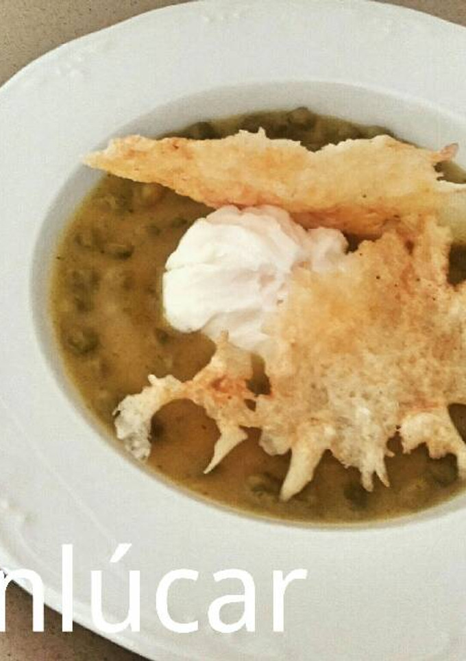 Una foto de Chicharos con huevo flor y crujiente de mozzarella al pimentón