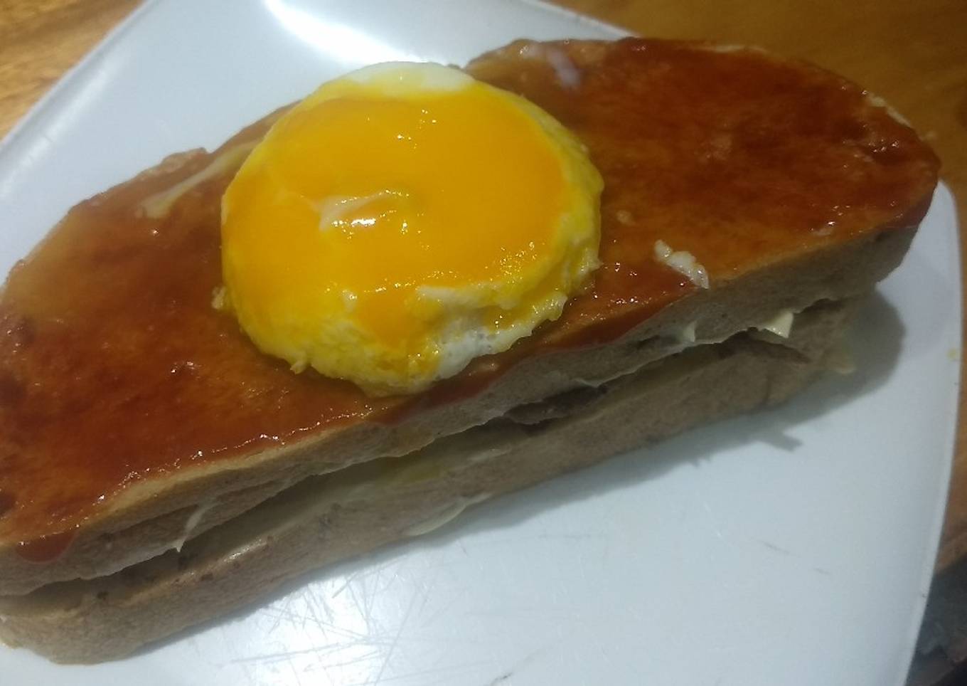 Hamburguesas caseras en pan casero, ali oli y a caballo