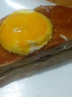 Una foto de Hamburguesas caseras en pan casero, ali oli y a caballo