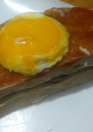Una foto de Hamburguesas caseras en pan casero, ali oli y a caballo
