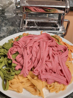 Una foto de Pasta de huevo casera de colores