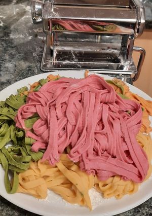 Una foto de Pasta de huevo casera de colores