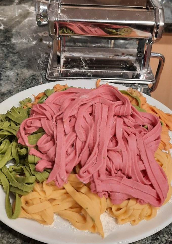 Una foto de Pasta de huevo casera de colores