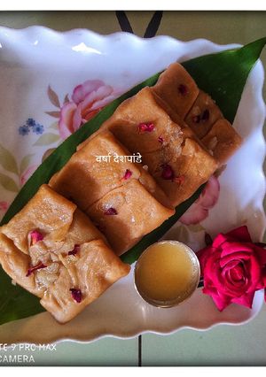 हळदीच्या पानातील पुरणाची खुसखुशीत दिंड(Purnache Dind Recipe In Marathi) रेसिपी चे मुख्य फोटो 