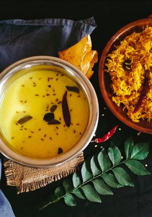 ગુજરાતી કઢી (Gujarati Kadhi Recipe In Gujarati) રેસીપી મુખ્ય ફોટો
