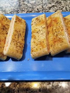 Una foto de Hojaldre normal o sin gluten con queso de untar y salmón ahumado
