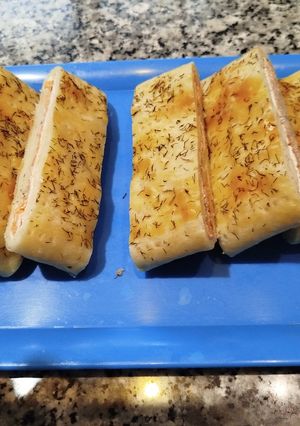 Una foto de Hojaldre normal o sin gluten con queso de untar y salmón ahumado