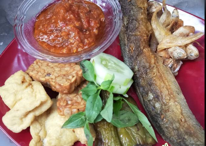 Resep Penyetan lele tahu tempe ikan asin Anti Gagal