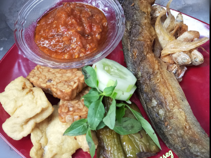 Resep Penyetan lele tahu tempe ikan asin Anti Gagal