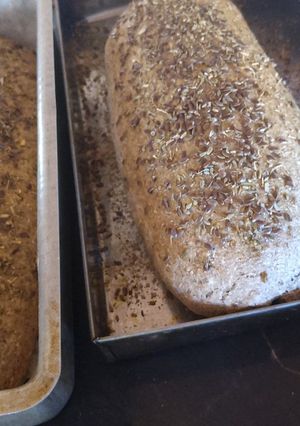 Una foto de Pan casero integral con anís y sésamo