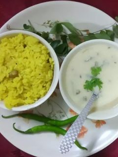 गुजराती कढी-खिचडी(gujarati kadhi khichdi recipe in hindi) रेसिपी मुख्य फोटो