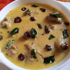 A picture of 3 color Pakora Karhi.