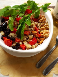 Una foto de Quinoa, arroz Yamaní, mijo, frutos secos. Guarnición multicereal