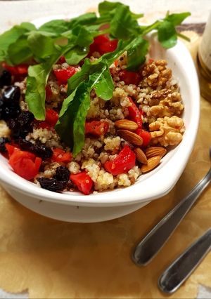Una foto de Quinoa, arroz Yamaní, mijo, frutos secos. Guarnición multicereal