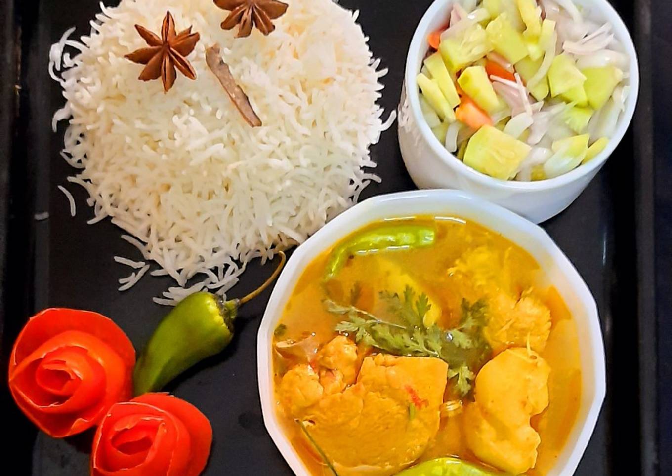 Chicken gravy and boiled rice with peach drink