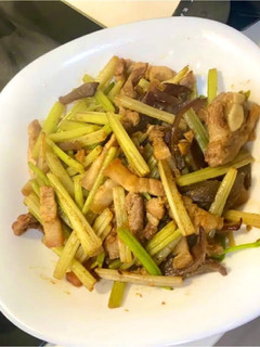 芹菜木耳炒五花 的食譜成品照片