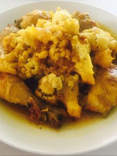 Una foto de Pollo con coliflor