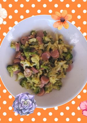 Una foto de 🥦 Salchichas con Brócoli y Coliflor 🥦