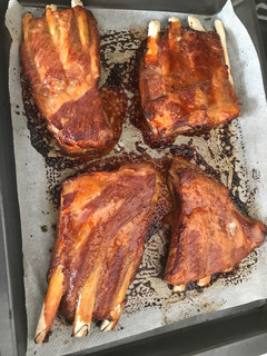 Una foto de Auténticas costillas de cerdo americanas con barbacoa y miel