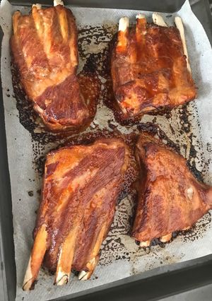 Una foto de Auténticas costillas de cerdo americanas con barbacoa y miel