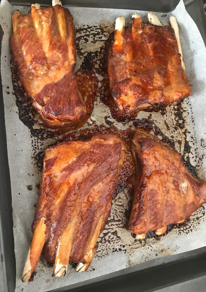 Una foto de Auténticas costillas de cerdo americanas con barbacoa y miel
