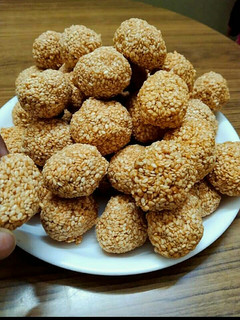 तिल के लड्डडू (Til ke laddu recipe in hindi) रेसिपी मुख्य फोटो
