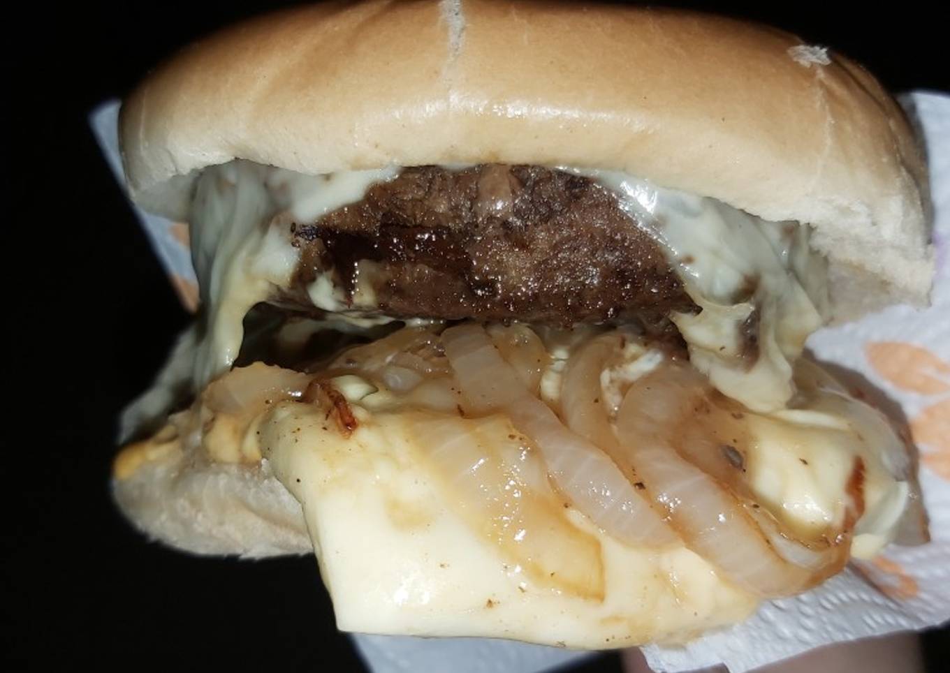 Hamburguesa con cebolla con panela