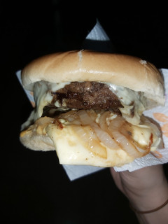 Una foto de Hamburguesa con cebolla con panela