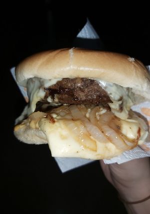 Una foto de Hamburguesa con cebolla con panela