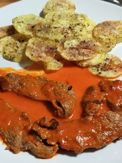 Una foto de Filete de ternera con salsa de piquillo y patatas chip