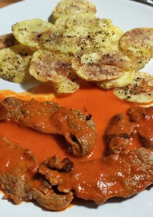 Una foto de Filete de ternera con salsa de piquillo y patatas chip