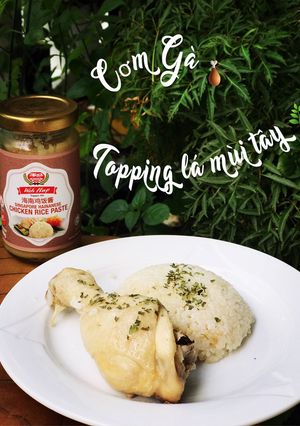 Hình của món Cơm gà topping lá mùi tây sấy khô.