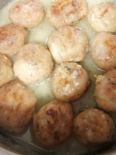 Una foto de Albóndigas de merluza en salsa verde