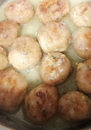 Una foto de Albóndigas de merluza en salsa verde