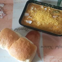 A picture of Spicy misal pav.