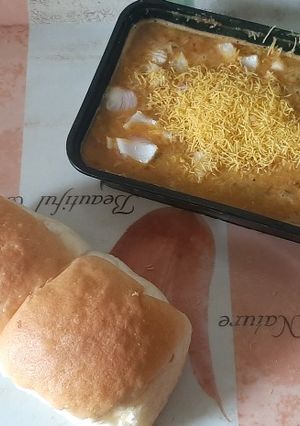 A picture of Spicy misal pav.