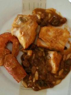 Una foto de Bacalao con gambas piñones y pasas