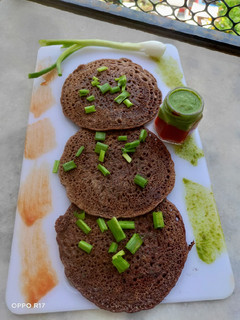 રાગી મીની ચીલા (Ragi Mini Chilla Recipe In Gujarati) રેસીપી મુખ્ય ફોટો