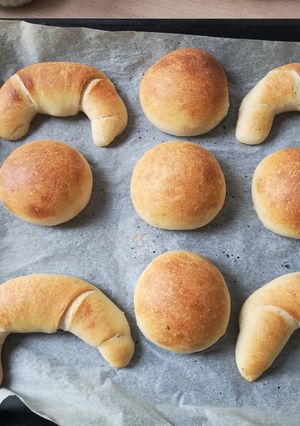 Kovászos kifli és zsemle ❤️ recept fotója