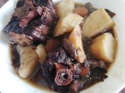 Una foto de rabo de ternera al vino tinto