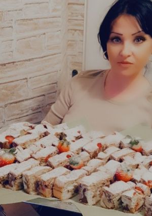 O poză a rețetei Prăjitură cu blat marmorat, căpșuni proaspete și fructe mix conservate.