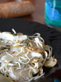 Una foto de Merluza al ajillo con gulas y setas