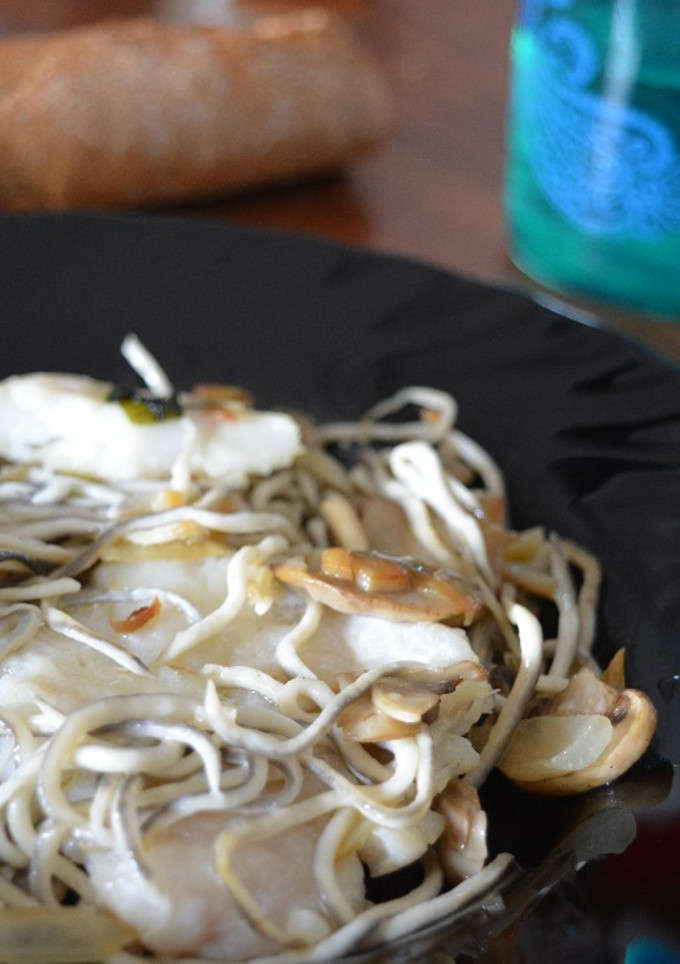 Una foto de Merluza al ajillo con gulas y setas