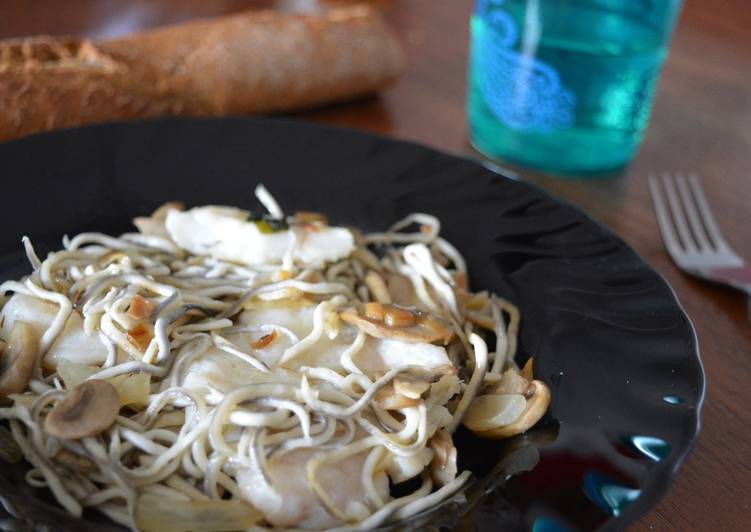 Merluza al ajillo con gulas y setas